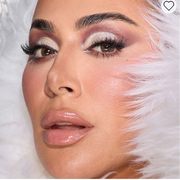 NEW✅HUDABEAUTY Icy Nude - Picture 2 of 11